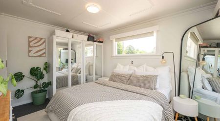 Sunny and Spacious three-bedroom brick - Photo 3