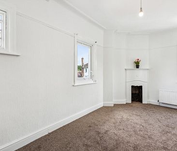 2 bedroom flat in London - Photo 3