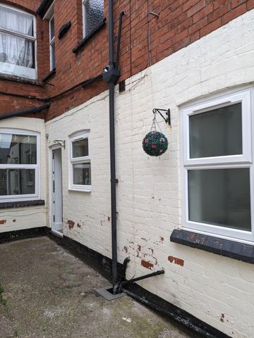 1 bedroom ground floor flat to rent - Photo 4