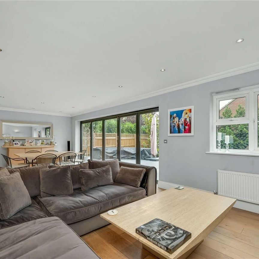 Spacious four bedroom detached family home in a sought-after Virginia Water location - Photo 1