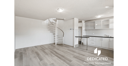 Gorgeous Townhouse in Prime Location, Available NOW! - Photo 5