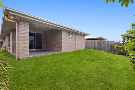 Spacious Family living in the heart of Flinders View - Photo 4