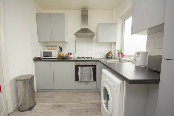 Booth Road, NW9, London - Photo 1