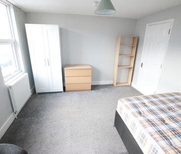 6 Bed Terraced House, Grange Avenue, RG6 - Photo 5