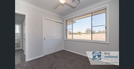 BEAUTIFUL FAMILY HOME - Photo 5