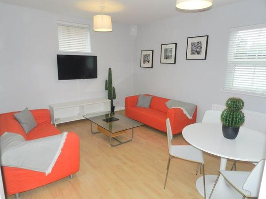 4 bedroom terraced house to rent - Photo 1