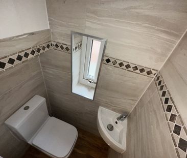 Dickens Avenue - Photo 5