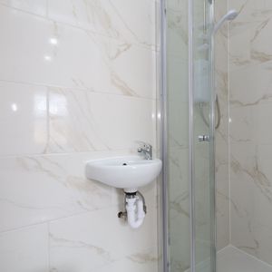 Studio Flat, Honley Road, SE6 - Photo 3