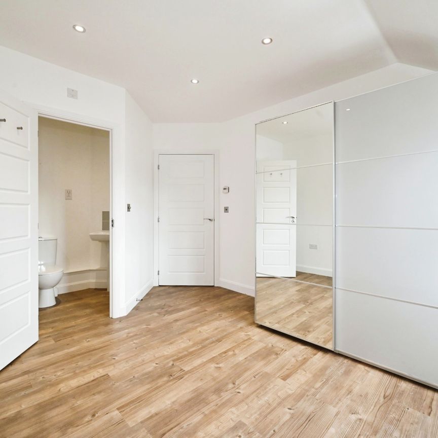 Bright and airy 2 bedroom flat to let in Wokingham - Photo 1