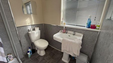 1 bedroom in a house share to rent - Photo 3
