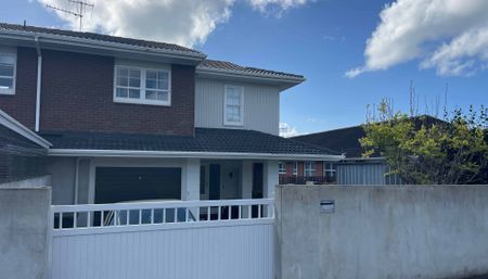 Seaside & Sunny 3-Bed Private House to Rent - Photo 3