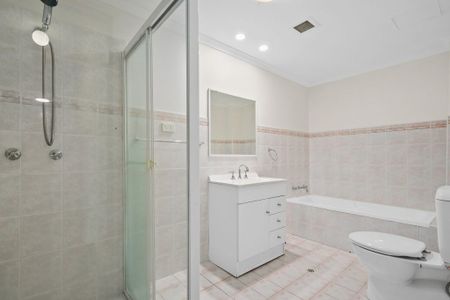 Stylish & Conveniently Located Apartment - Photo 2