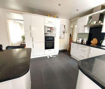 3 bedroom semi-detached bungalow to rent - Photo 3