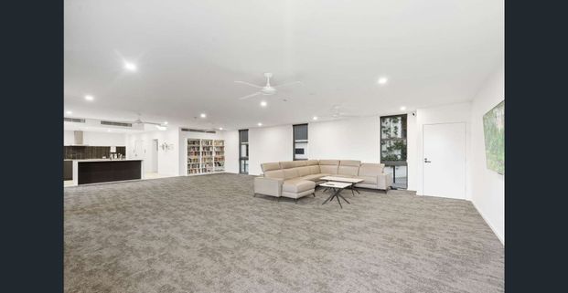 Modern and Stylish 2 Bedroom Apartment only 5KM from the CBD - Photo 1