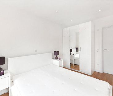 1 bedroom flat in London - Photo 1