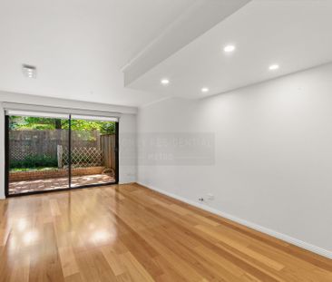 Airy Renovated Three Bedroom Townhouse with Courtyard - Photo 1