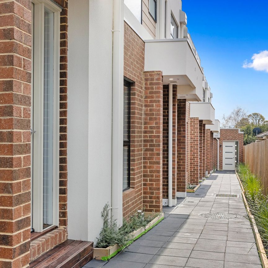 Stunning Townhouse - Photo 1