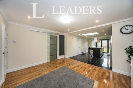 3 bedroom bungalow to rent Ripley Road, Luton, Bedfordshire, LU4 - Photo 2