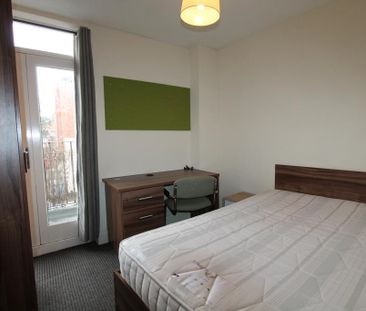 4 bedroom flat to rent - Photo 2