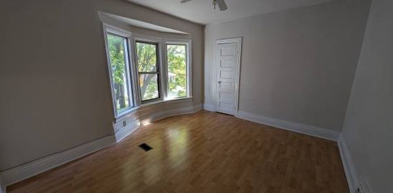 *Newly Painted* 2-bedroom + Den Upper near Bloor and Dufferin - Photo 2