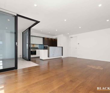 Executive Apartment in the Realm Precinct - Photo 4