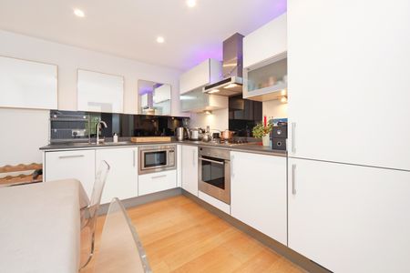 York Road, London, SW11 flat - penthouse to rent - Photo 4