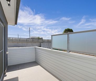 Contemporary Reverse Living Style - Photo 5