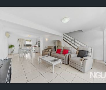 🏡 Neat & Spacious Townhouse in Convenient Loganlea Location - Photo 2