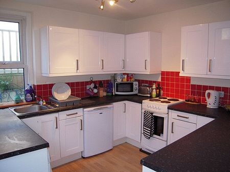 Stylish 6 bed property in prime location. Bills included. No fees. - Photo 5