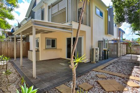 Spacious and Airy LIving in Heart of Kangaroo Point! - Photo 4