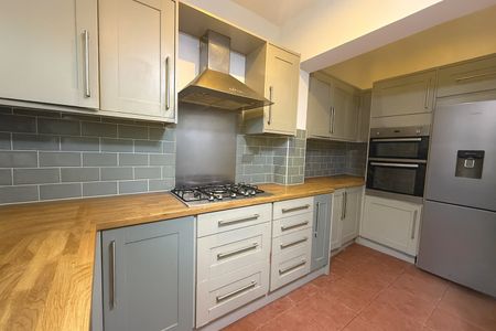 3 Bed Terraced House, Meads Lane, IG3 - Photo 5