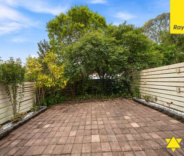 Sunny Retreat in a Peaceful New Lynn Cul-de-Sac - Photo 4