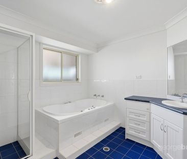 Low Maintenance Villa in Central Location! - Photo 5