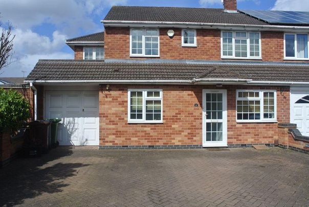 4 bedroom end of terrace house to rent - Photo 1