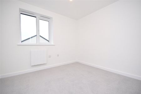 1, Howley Avenue, Churwell, Leeds, LS27 7FW - Photo 2