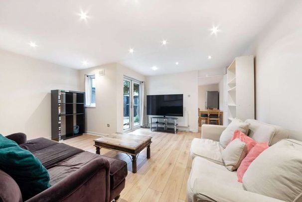 Spacious and well laid out 3 bedroom house to rent in Wapping. - Photo 1