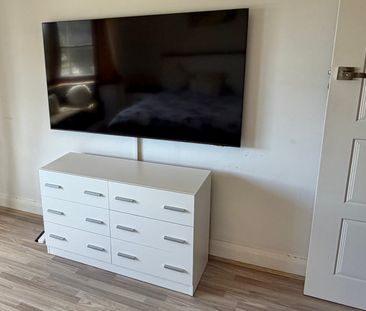 A Fully Furnished and well-presented renovated double brick home - Photo 6