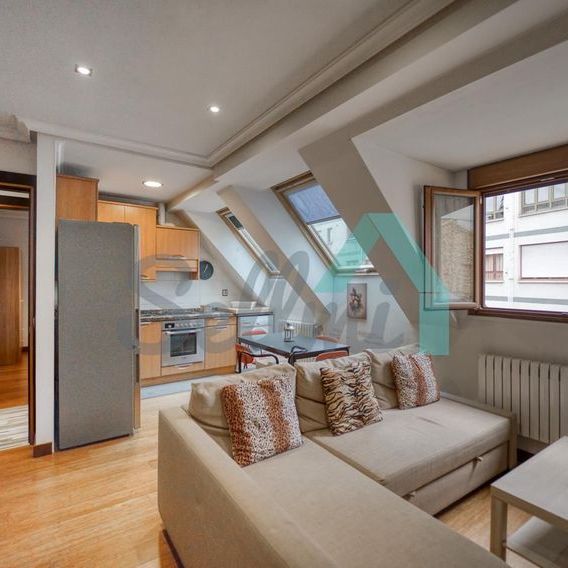 Alquiler de piso en Calle Campoamor - Photo 1