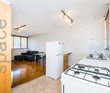 Furnished 1 bedroom unit in Claremont central - Photo 4