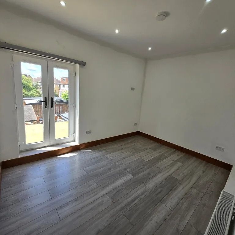 Studio Flat, Dorset Road, SW19 - Photo 1
