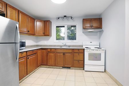 For Lease - 874 Rex Avenue Unit# 1, McKellar Heights - Glabar Park and Area, Ontario - Photo 4