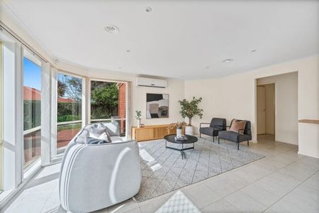 Beautiful Family Home in Quiet Court Location - Photo 3