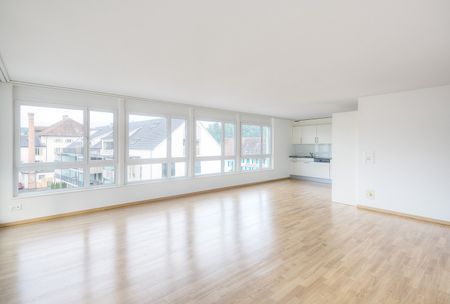 Lichtdurchflutete 4.5-Zimmer-Attikawohnung mit traumhafter Terrasse - Photo 3