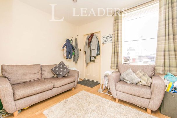 2 bedroom mid-terrace to rent St Julian Grove, Colchester, Essex, CO1 - Photo 1
