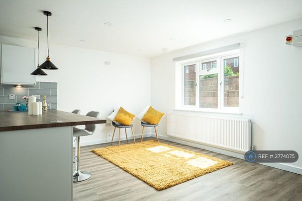 1 bedroom in a house share to rent - Photo 1