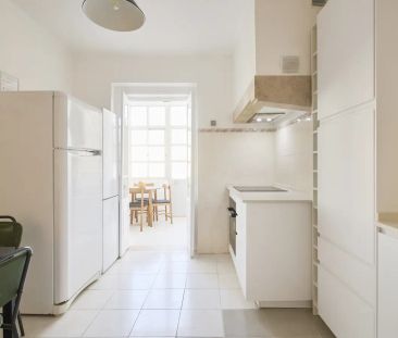 Rooms for rent in 9-bedroom apartment in Campo Pequeno - Photo 4