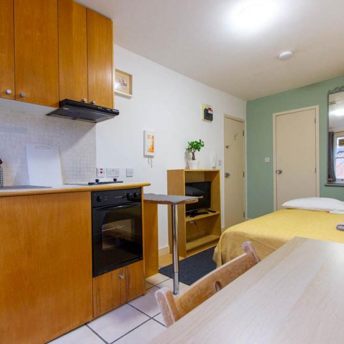 BILLS INCLUDED - A modern, self-contained studio apartment in Earls Court, London SW5 - Photo 1