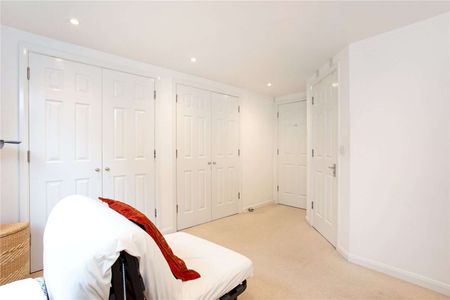 A superb and bright two double bedroom, two bathroom, first floor apartment with parking - Photo 3