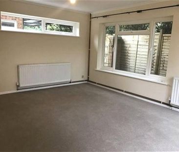4 bedroom House in Commons Road, Wokingham - Photo 1