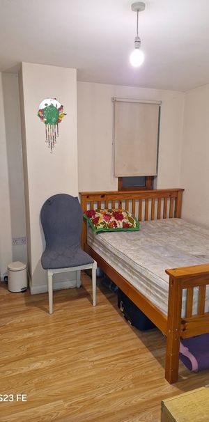 Room in a Shared Flat, Ilford Hill, IG1 - Photo 1